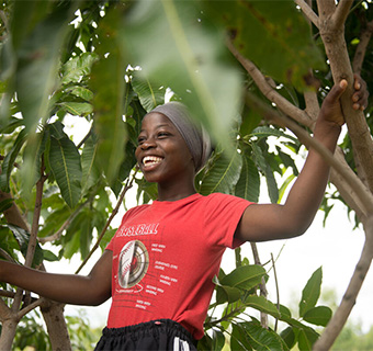 Die 17-jährige Klimaaktivistin Esther wohnt in Malawi. Gemeinsam mit Menschen aus ihrer Gemeinde pflanzt sie Bäume für den Klimaschutz und schafft in ihrer Umgebung Bewusstsein darüber, wie das menschliche Handeln das Klima beeinflusst.