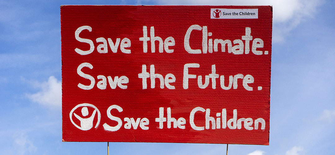 Mit selbstgebastelten Plakaten nahm Save the Children beim vergangenen Klimastreik teil, um die Fridays for Future-Bewegung zu unterstützen.