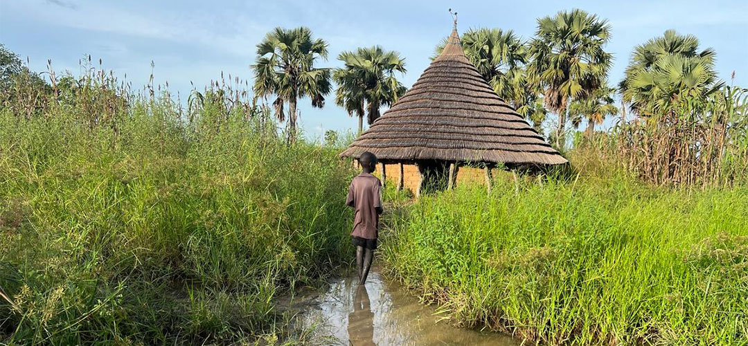 Im Südsudan zerstören wiederkehrende massive Überschwemmungen die Häuser und Ernten von Zehntausenden Menschen, insbesondere in ländlichen Regionen. Die dadurch steigenden Lebensmittelpreise verschärfen die schwere Hungerkrise im Land. © Belinda Goldsmith / Save the Children