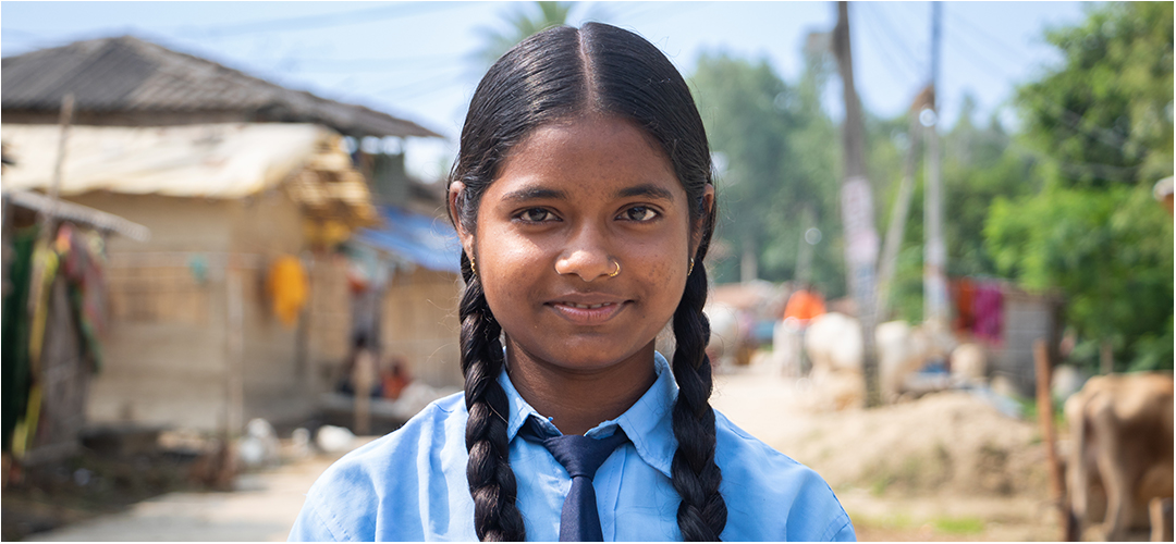Kamani, 14 Jahre, lebt mit ihrer Familie in einem kleinen Dorf im nepalesischen Distrikt Mahottari, der häufig von Sturzfluten heimgesucht wird. © Binod Thapa Magar / Save the Children