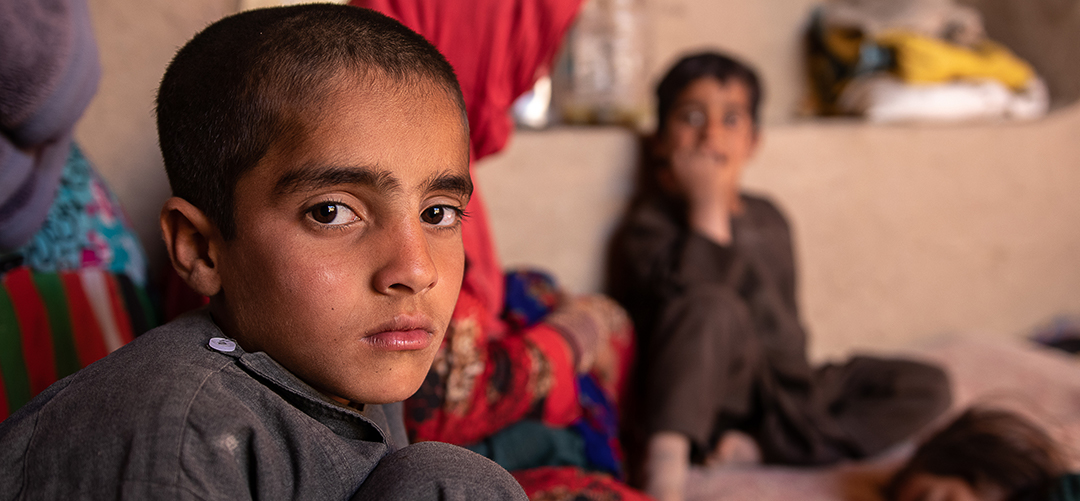 Mujtaba*, 8 Jahre alt, in seinem Haus in der Provinz Dschuzdschan im Norden Afghanistans, wo er mit seiner Familie lebt. © Sacha Myers / Save the Children