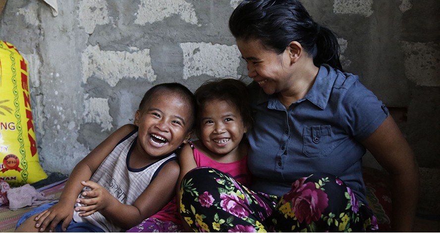 Giving Tuesday: Am Tag des Gebens Kindern weltweit Freude schenken. © Lei Tapang / Save the Children