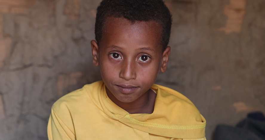 Ein Porträt von Zaid*, 9 Jahre alt, in seinem Haus in der Nähe von Taiz, Jemen. © Al-Baraa Mansoor / Save the Children
