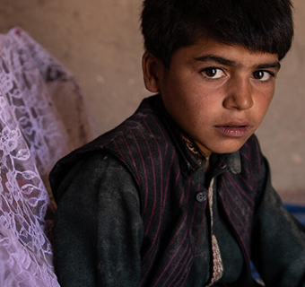 Temor*, 12 Jahre alt, im Haus seiner Familie in nördlichen Afghanistan. © Sacha Myers / Save the Children
