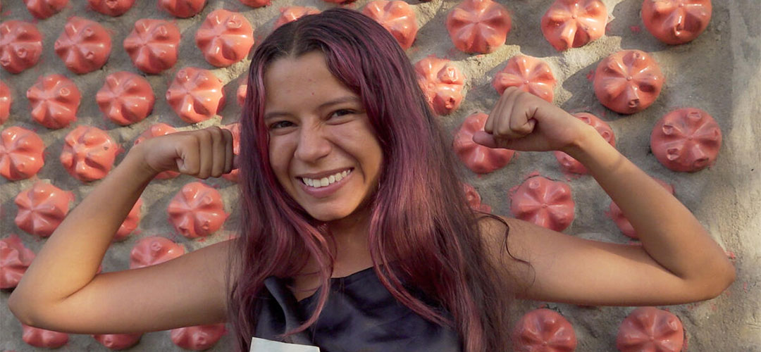 Die 15-jährige Oriana* ist Klimaaktivistin und baute zusammen mit anderen Kindern und Frauen in ihrer Heimat Kolumbien Häuser aus mit Sand gefüllten Plastikflaschen. Save the Children unterstützt Orianas Aktivismus und Umweltprojekte.