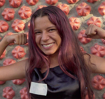 Die 15-jährige Oriana* ist Klimaaktivistin und baute zusammen mit anderen Kindern und Frauen in ihrer Heimat Kolumbien Häuser aus mit Sand gefüllten Plastikflaschen. Save the Children unterstützt Orianas Aktivismus und Umweltprojekte.