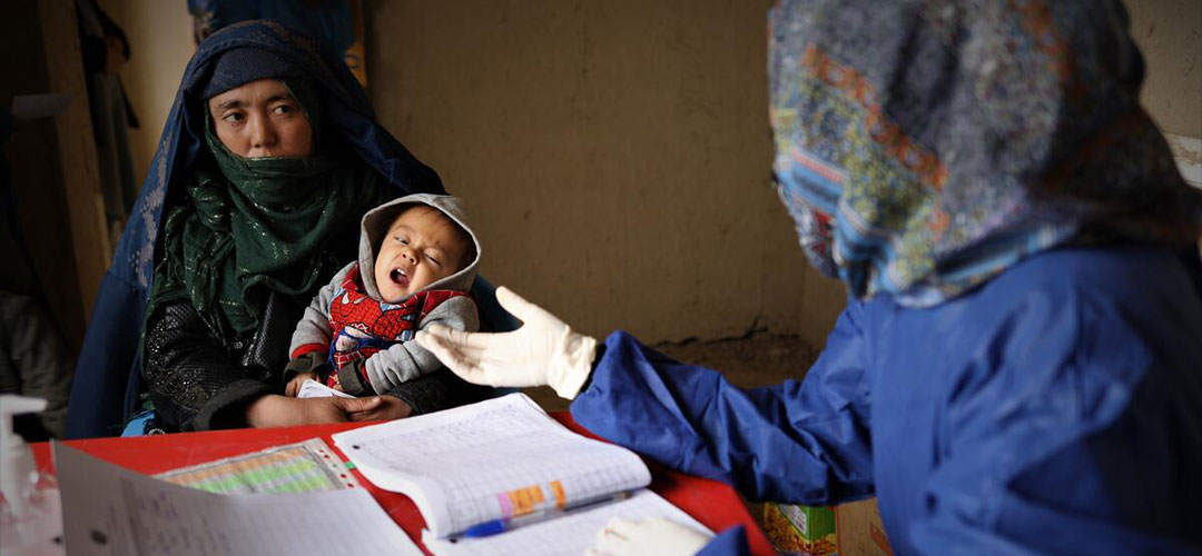 Mutter mit Kind in einer mobilen Gesundheitsklinik in Afghanistan © Kristiana Marton / Save the Children