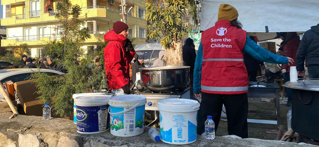 Mitarbeiter*innen von Save the Children verteilen warme Mahlzeiten an 500 vom Erdbeben betroffene Menschen in Hatay im Süden der Türkei. © Save the Children