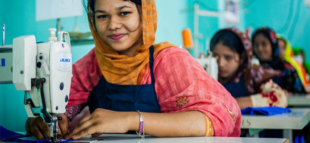 Ein jugendliches Mädchen aus Bangladesch nimmt am Projekt Work2Learn teil, welches junge Arbeitnehmer*innen unterstützt, den Einstieg ins Berufsleben erfolgreich zu absolvieren. © Fahad Kaizer / Save the Children