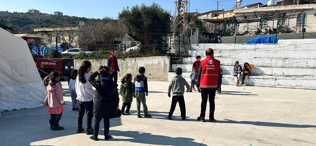 Kinder spielen mit Mitarbeiter*innen von Save the Children nach Erdbeben in der Türkei. © Randa Ghazy/ Save the Children 