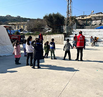 Kinder spielen mit Mitarbeiter*innen von Save the Children nach Erdbeben in der Türkei. © Randa Ghazy/ Save the Children 