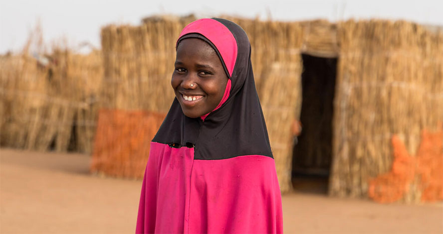 Balkissa* aus dem Niger ist eines von Millionen Mädchen weltweit, die wegen bewaffneten Konflikten aus ihrem Zuhause fliehen mussten. Mittlerweile besucht sie eine von Save the Children unterstützte Schule, wo sie neue Freundschaften schließt und wieder lernen kann.