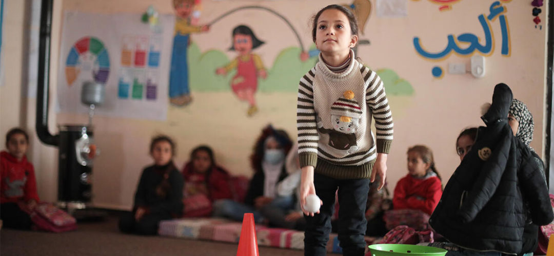 Gemeinsames Spielen mit anderen Kindern im Schutz- und Spielraum half Nerjis*, wieder Selbstvertrauen zu gewinnen. © Shiyar Omar / Save the Children