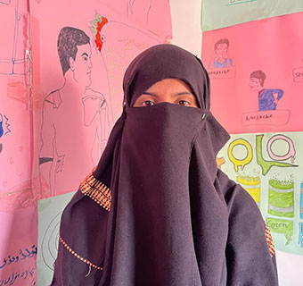Aisha* aus Afghanistan hofft weiterhin zur Schule gehen zu können. © Holly Robertson / Save the Children