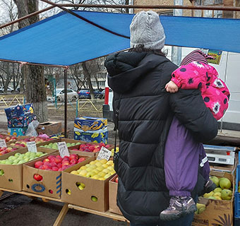 Mutter und Kind auf einem Markt in der Ukraine © Oleksandr Khomenko/ Save the Children