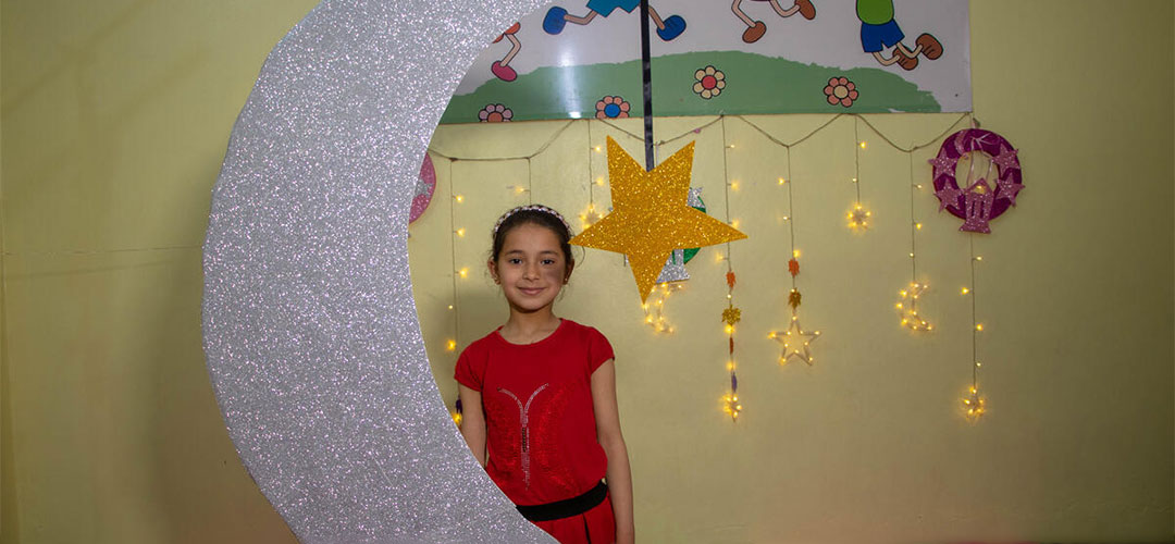 In einem von Save the Children unterstützten Schutz- und Spielraum in Syrien basteln Kinder gemeinsam zum Ramadan Laternen und dekorieren die Räumlichkeiten. © Save the Children