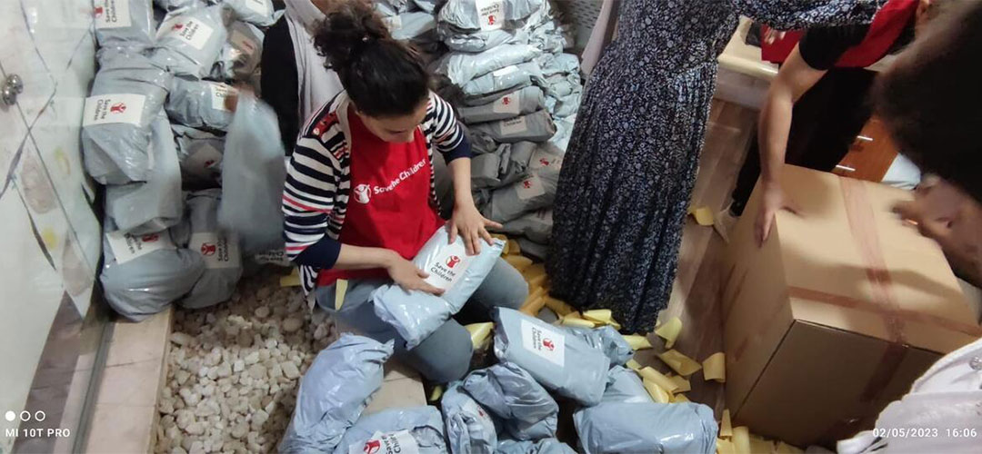 Teams von Save the Children bereiten an der sudanesischen Grenze zu Ägypten Nothilfepakete vor. Darin sind unter anderem Erste-Hilfe-Sets, Hygieneartikel, Lebensmittel und Spielzeug für Kinder enthalten. © Save the Children