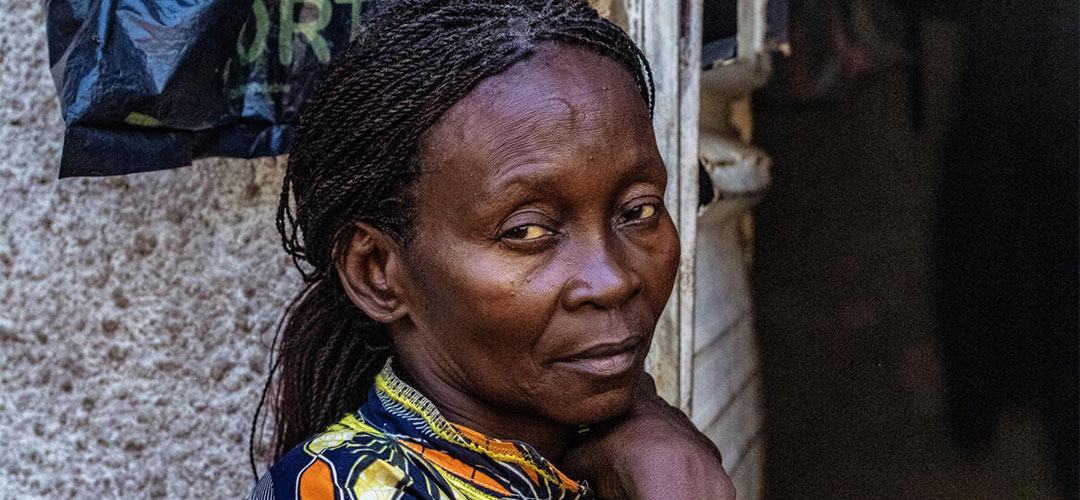 Mireille* steht am Eingang ihres Studios, das sie gemietet hat, seit die Überschwemmungen ihr Haus in der Demokratischen Republik Kongo zerstört haben. © Christian Mutombo / Save the Children