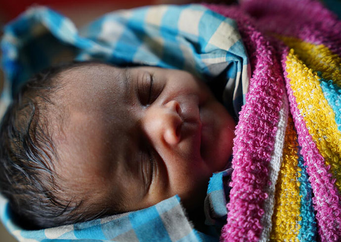 Dieses Baby wurde während des Zyklon Mocha in einem Rohingya Camp in Bangladesch geboren. © Rubina Hoque Alee /Save the Children