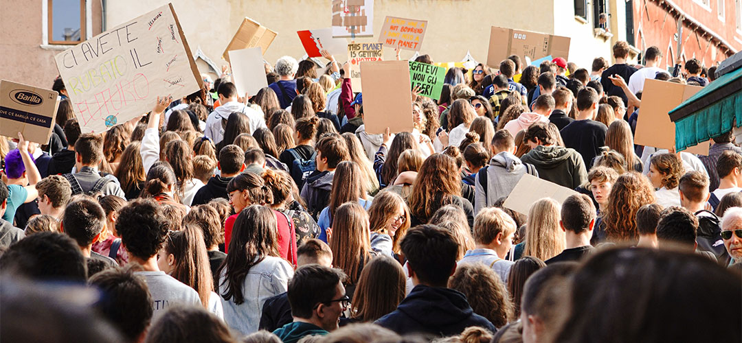 Laut einer Studie ist die Zahl der Proteste weltweit zwischen 2006 und 2020 Jahr für Jahr angestiegen. Auf der ganzen Welt fordern Menschen mehr Gerechtigkeit und eine zukunftsfähige Politik. © Katie Rodriguez / Unsplash