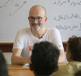 Florian Westphal besucht eine Schule im Jemen. © Bassam Al-tholaya / Save the Children