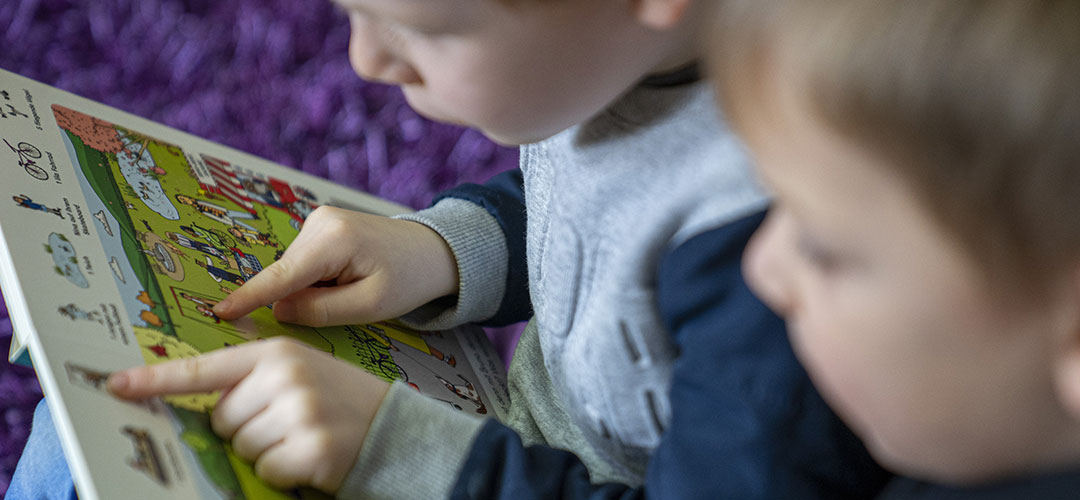 Kinder der Kita Pusteblume lesen in ihrer neuen LeseOase © Mauro Bedoni / Save the Children