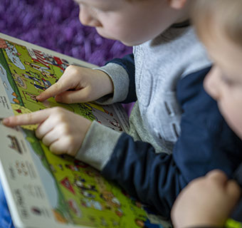 Kinder der Kita Pusteblume lesen in ihrer neuen LeseOase © Mauro Bedoni / Save the Children