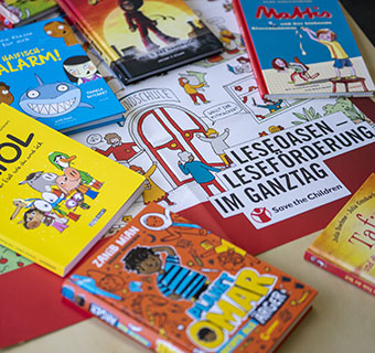 Auswahl Kinderbücher LeseOase © Mauro Bedoni / Save the Children