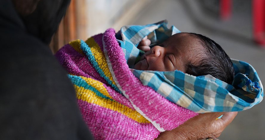 Neugeborenes Baby in Bangladesch © Rubina Hoque Alee / Save the Children
