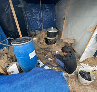 Ein Teenager in einem Zeltlager im südlichen Gazastreifen