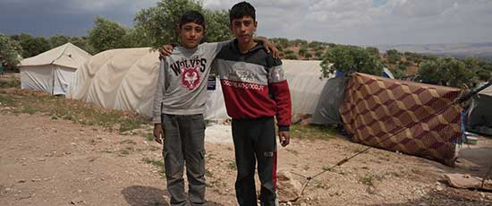 Die Brüder Munir* (14) und Khaled* (12) nach dem Erdbeben in Syrien.