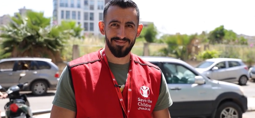 Was beinhaltet humanitäre Hilfe? Unser Kollege Shiraz aus dem Libanon zeigt es. © Save the Children Ein lächelnder Mitarbeiter von Save the Children