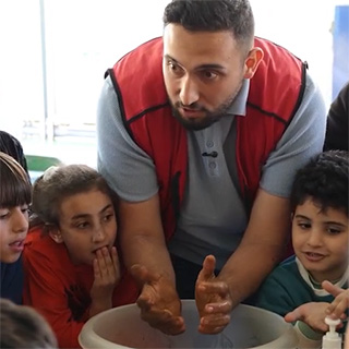 Unser Kollege Shiraz gibt eine Hygieneschulung für vertriebene Kinder im Libanon. © Save the Children Unser Kollege Shiraz gibt eine Hygieneschulung für vertriebene Kinder im Libanon.