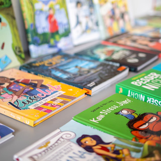 Verschiedene Kinderbücher liegen und stehen auf einem Tisch.