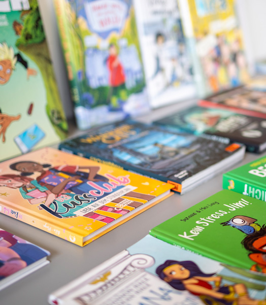 Verschiedene Kinderbücher liegen und stehen auf einem Tisch.