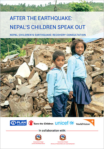 Zwei Kinder stehen in den Trümmern nach Erdbeben