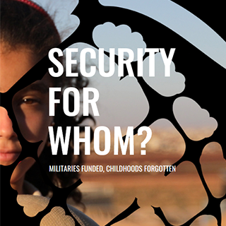Bericht: Krieg gegen Kinder 2025 © Save the Children Titelbild, das das Gesicht eines Mädchen zeigt, darüber die Worte SECURITY FOR WHOM?