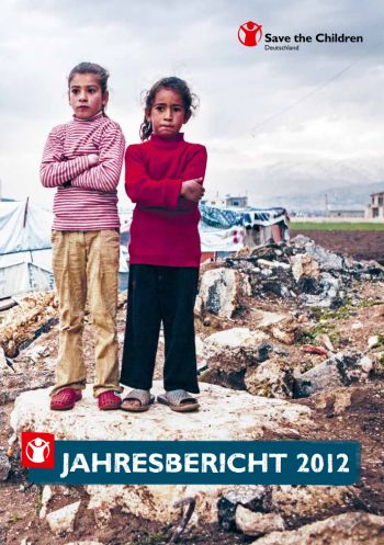 Jahresbericht 2012- Zwei Kinder stehen auf Müllberg