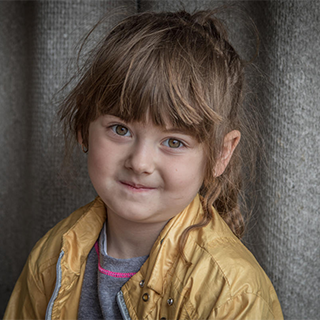 Das sechsjährige Mädchen Olha* lebt mit ihrer Mutter und Schwester in der Ostukraine, wo der bewaffnete Konflikt bereits im Jahr 2014 begann. Kinder wie Olha* sind seit acht Jahren dem täglichen Risiko ausgesetzt, durch Beschießungen, Minen und Gewalt verletzt zu werden.