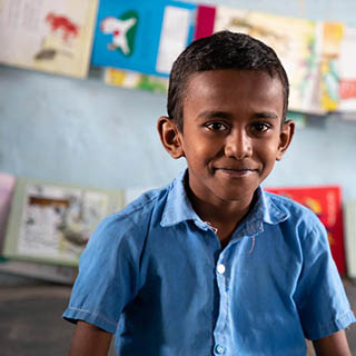 Ein Junge aus Indien geht dank der Unterstützung von Save the Children wieder zur Schule.