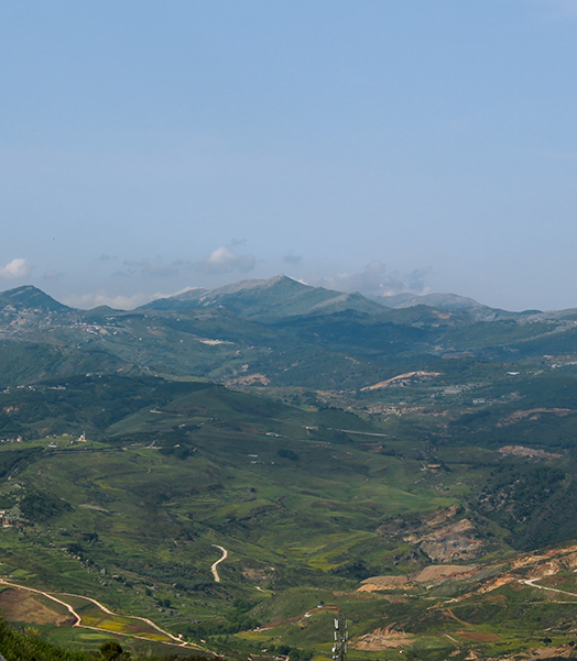 Panoramablick auf eine libanesische Landschaft mit Bergen
