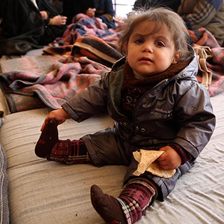 Mädchen Farah 18 Monate aus Aleppo nach dem Erdbeben in der Türkei und Syrien