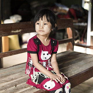 Das kleine Mädchen Mi Mi May Htet Aung wurde in ihrer Gemeinde von dem Gesundheitshelfer Aye Min Htike gewogen und auf ihre allgemeine Gesundheit überprüft. Aye Min Htike nahm an der vom Gesundheitsministerium organisierten Schulung für Gemeindegesundheitspersonal mit Unterstützung des Save the Children-Programms teil.