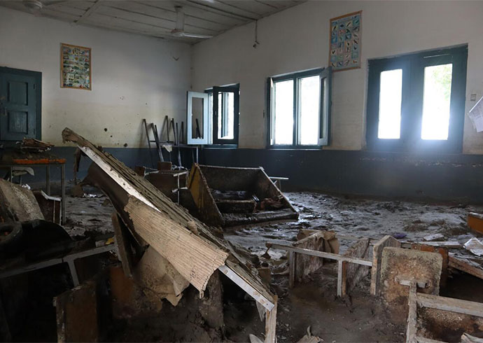 Ein durch Überschwemmungen beschädigtes und unbrauchbar gewordenes Klassenzimmer in Swat, Provinz KP, Pakistan © Save the Children