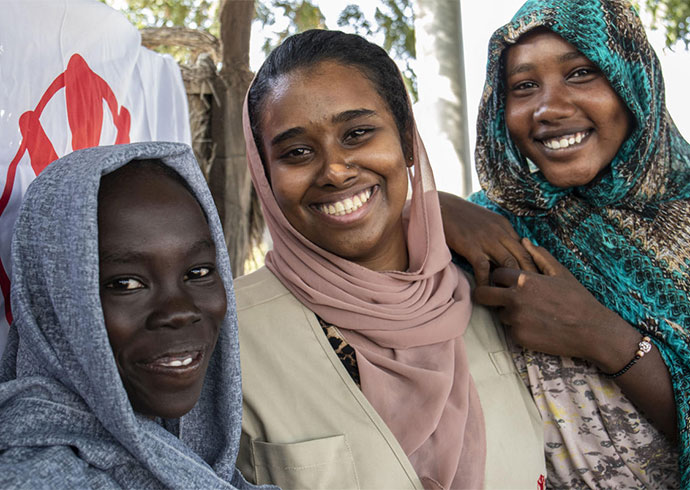 Manal* (18) und ihre Schwester Fatima (12) leben im Bundesstaat Sennar im Sudan. Sie nahmen an einem Gesundheitsprogramm von Save the Children teil.