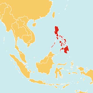 Eine Weltkarte, die in rot die Philippinen anzeigt, einen Einsatzort von Save the Children