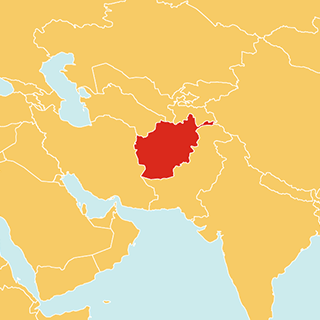 Eine Weltkarte, die in rot das Land Afghanistan anzeigt, in dem Save the Children Projekte durchführt