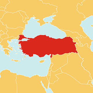 Eine Weltkarte, die in rot die Türkei zeigt, in der Save the Children Projekte durchgeführt hat