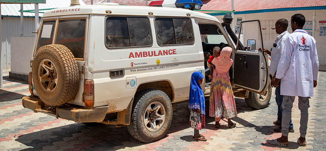Ein Krankenwagen brachte Abdi zum Gesundheitszentrum. © Mustafa Saeed / Save the Children Ein Krankenwagen, vor dem mehrere Personen stehen.