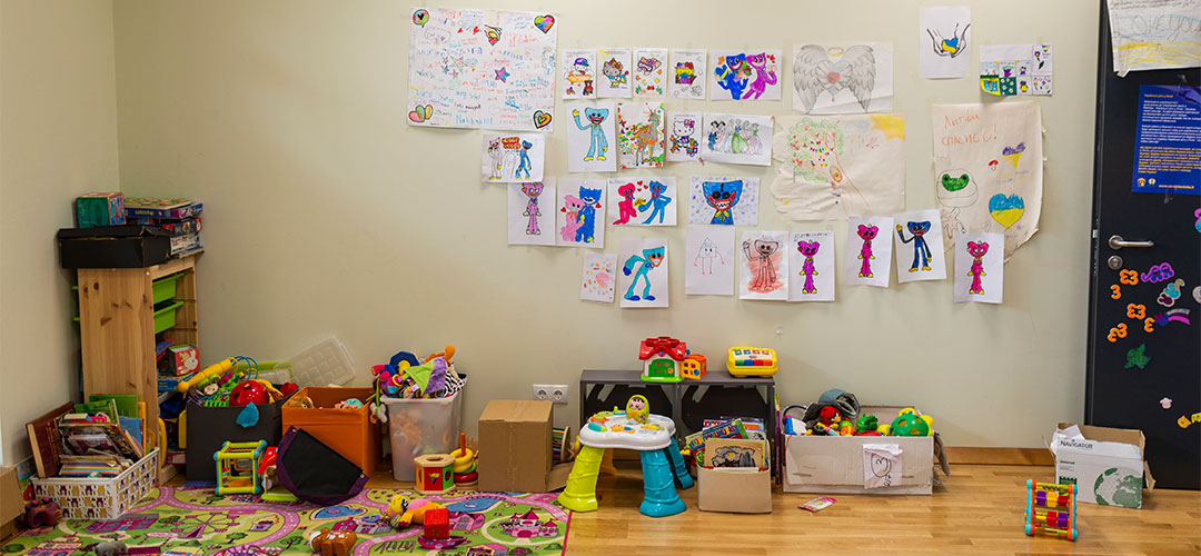 Save the Children hat in Empfangszentren in Litauen Schutz- und Spielräume für Kinder aufgebaut und mit Spielzeug, Malheften und Stiften ausgestattet.